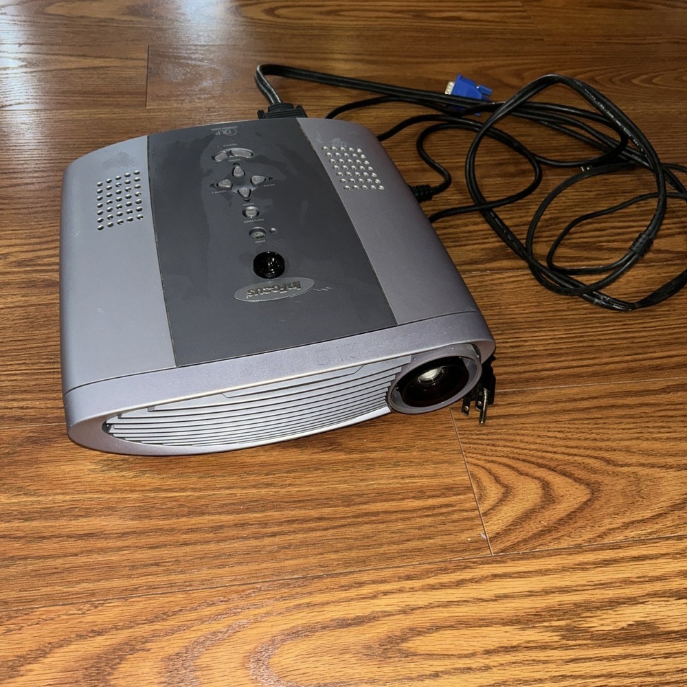 InFocus LP530 DLP Projector 1024x768 XGA 2000 Lumens, without Remote,‎ Tested